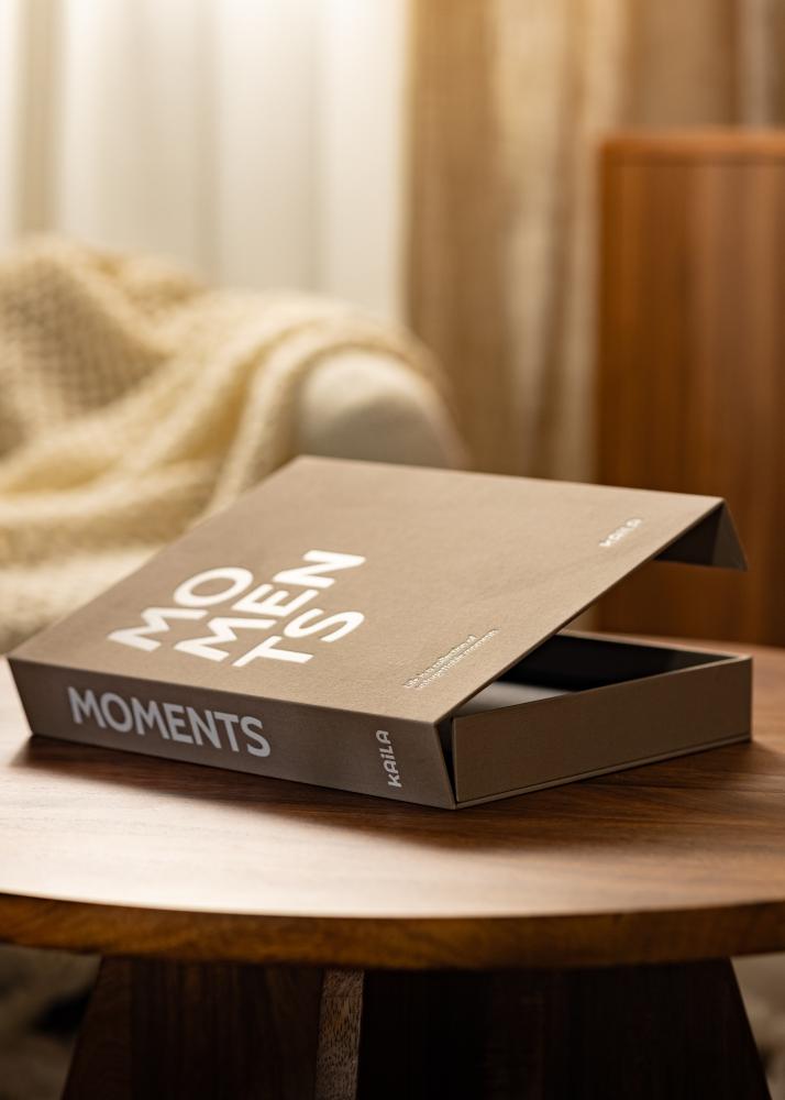 KAILA MOMENTS Grey - Coffee Table Photo Album (60 Svarte Sider / 30 Ark)